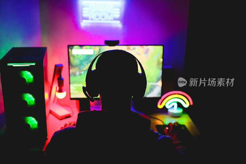 Streamer gamer playing at strategy game in broadcast browser - Young man having fun gaming and streaming online - New technology game trends and entertainment concept - Focus on his head . Streamer gamer playing at strategy game in broadcast browser - Young man having fun gaming and streaming online - New technology game trends and entertainment concept - Focus on his head .新技术游戏趋势和娱乐概念